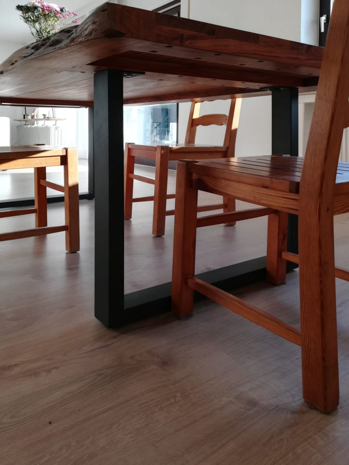 Akazie Esstisch Unikat | 140–240 cm aus massiver mit Baumkante